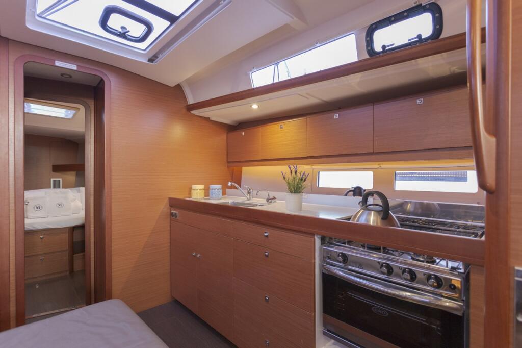 Sailing yacht 