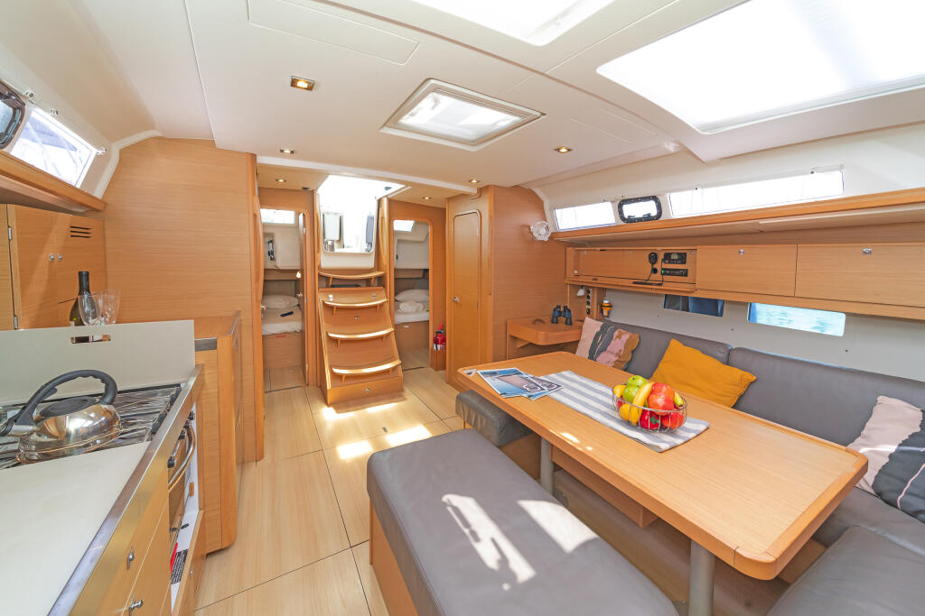 Sailing yacht 