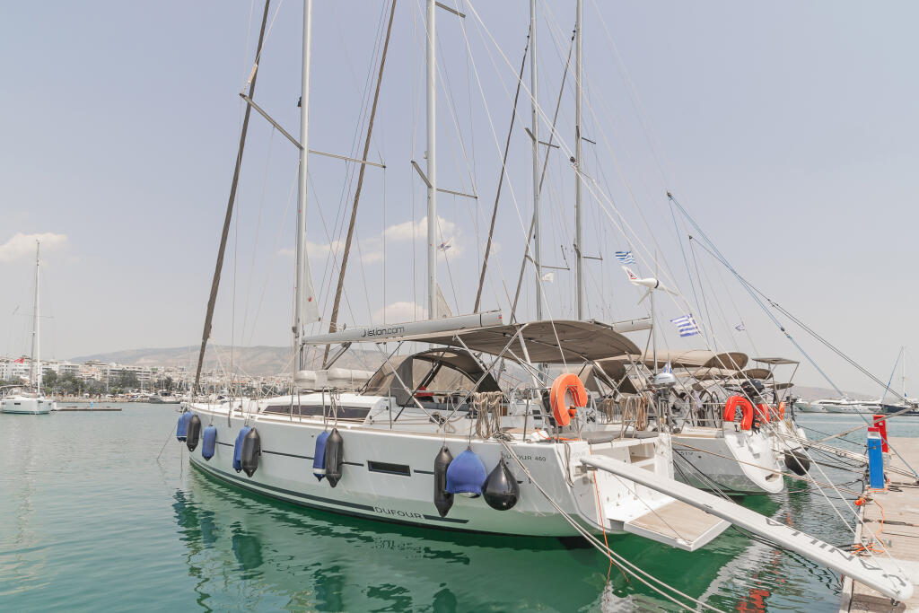 Sailing yacht 