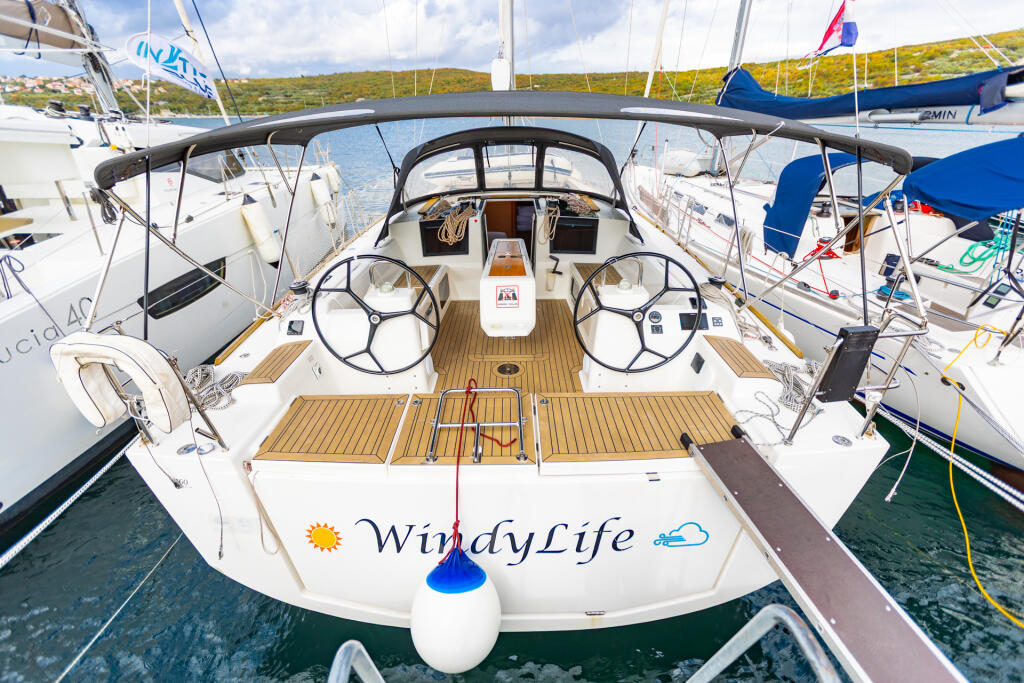 Sailing yacht 