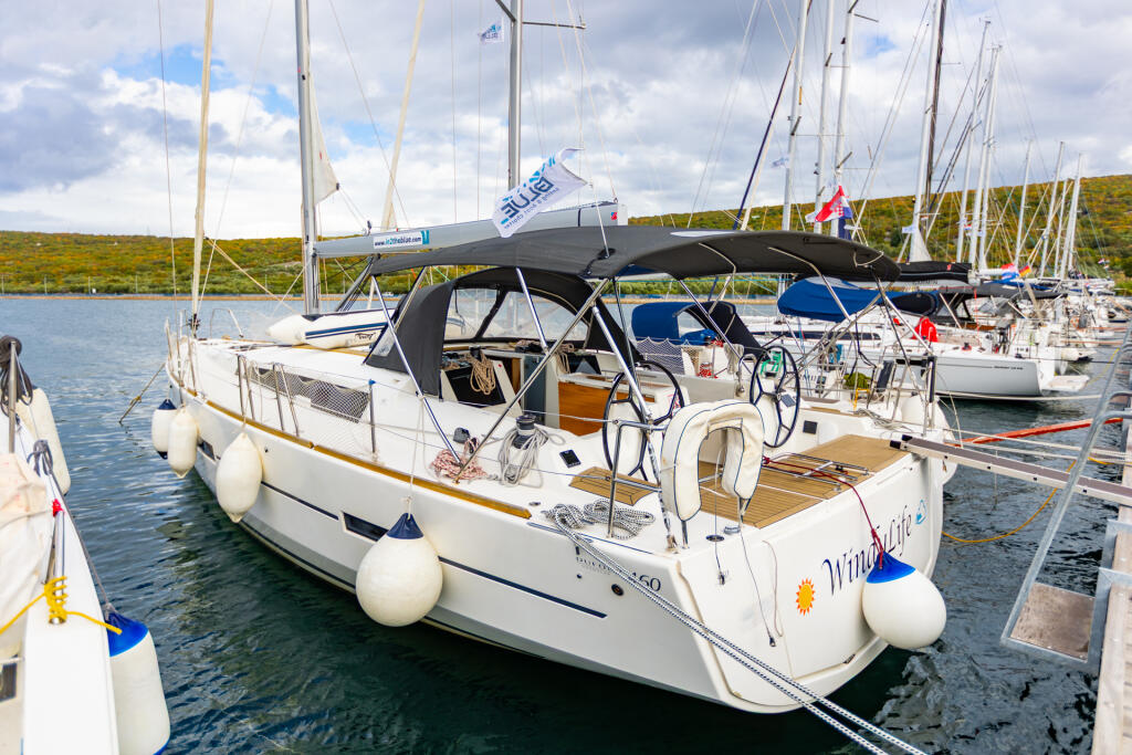 Sailing yacht 