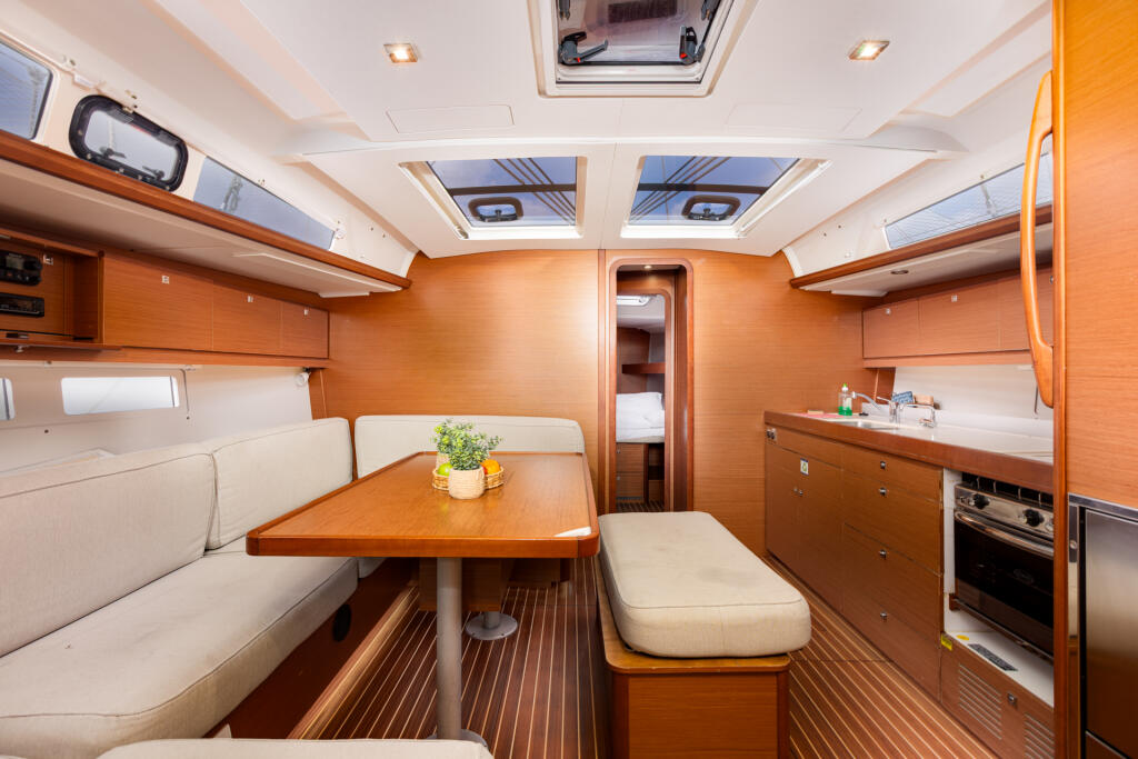 Sailing yacht 