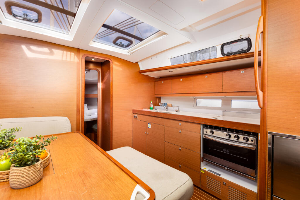 Sailing yacht 
