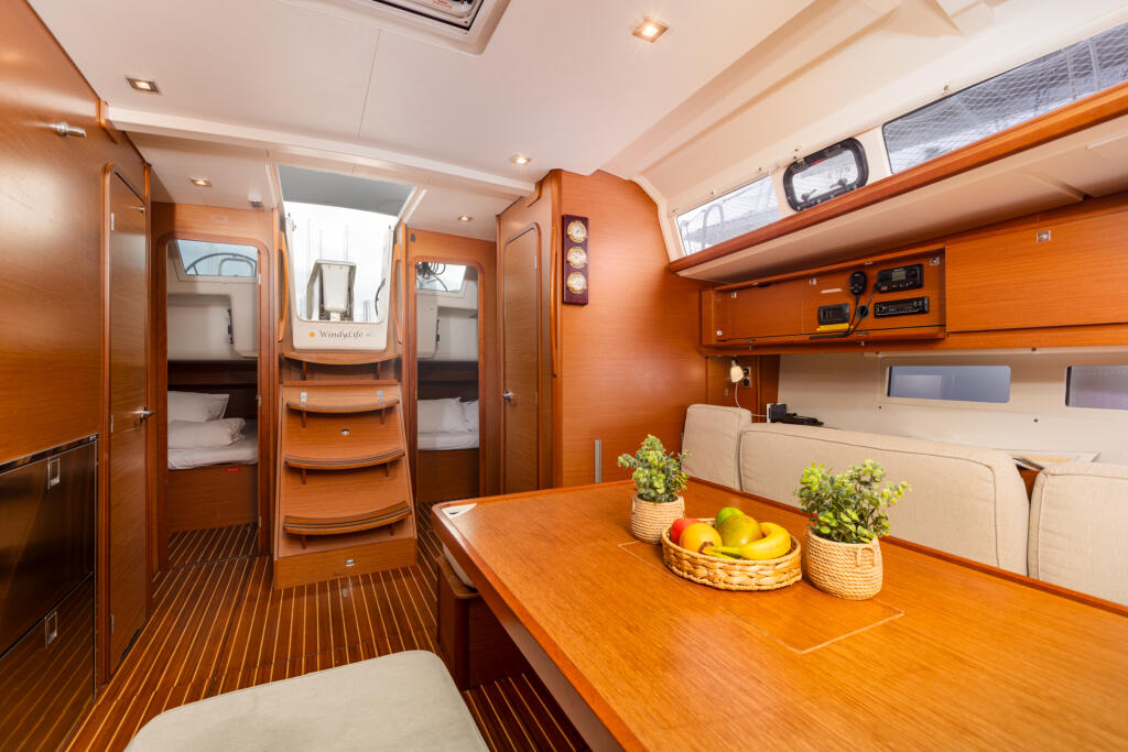 Sailing yacht 