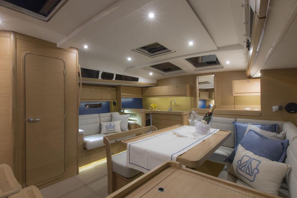 Sailing yacht 