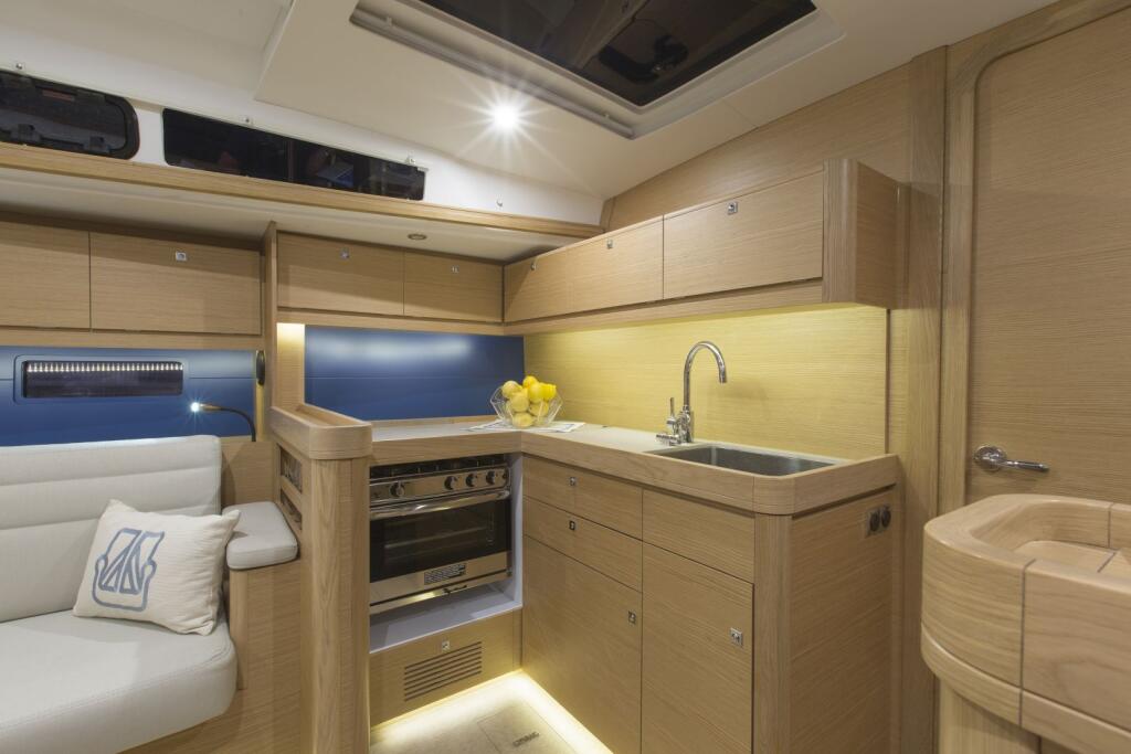 Sailing yacht 