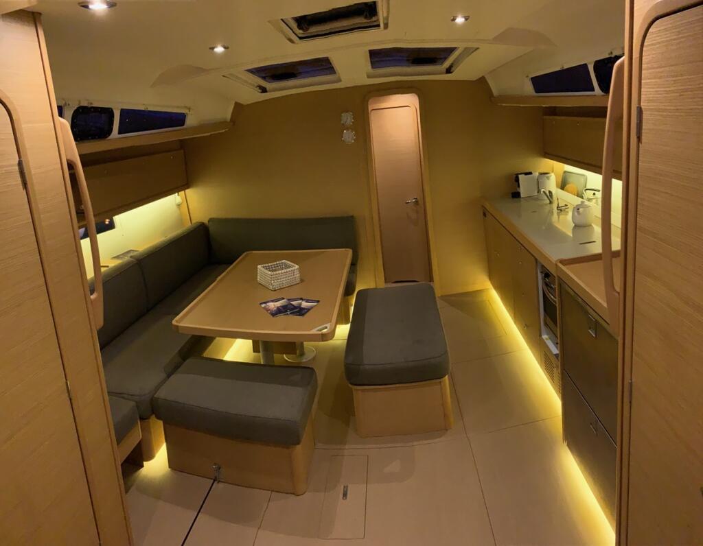 Sailing yacht 