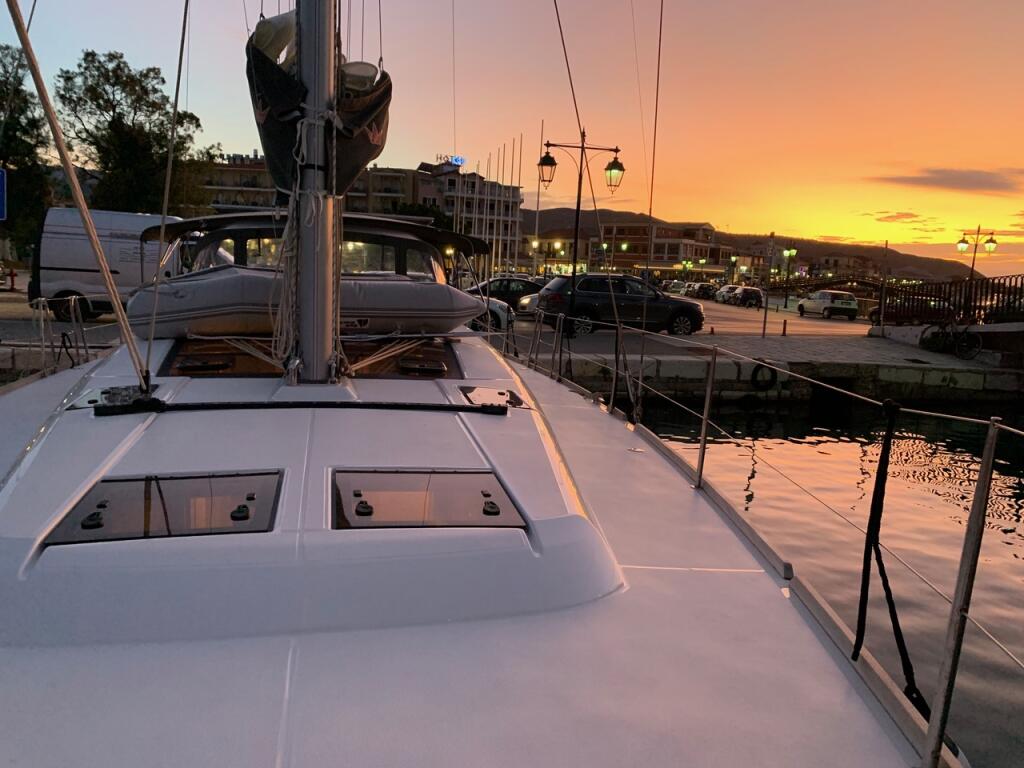 Sailing yacht 