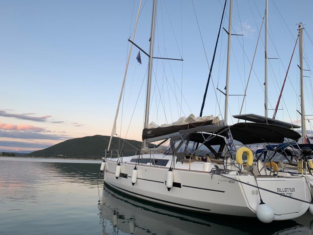 Sailing yacht 