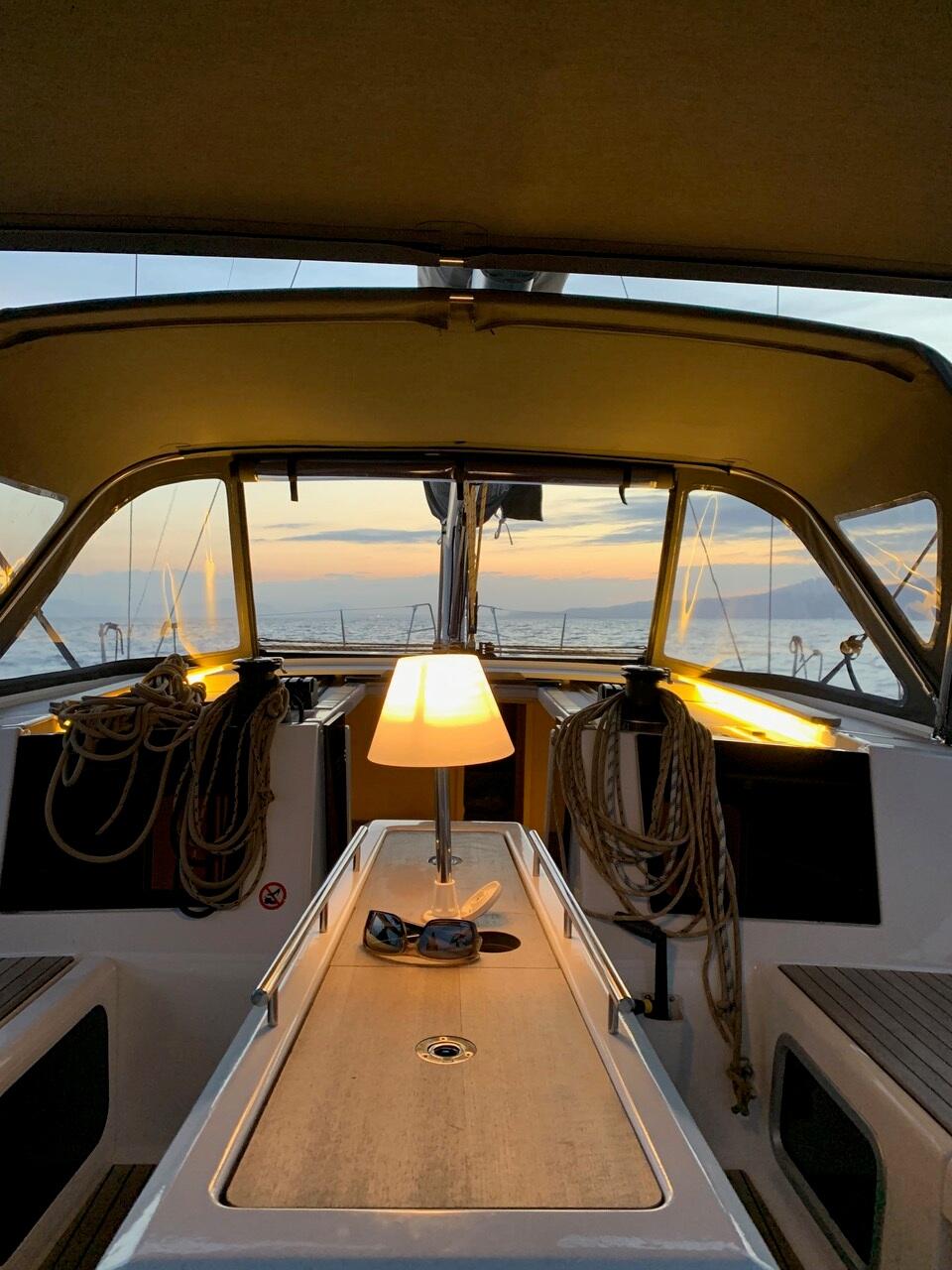 Sailing yacht 