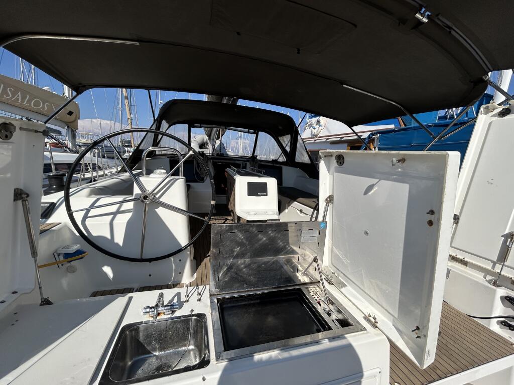 Sailing yacht 