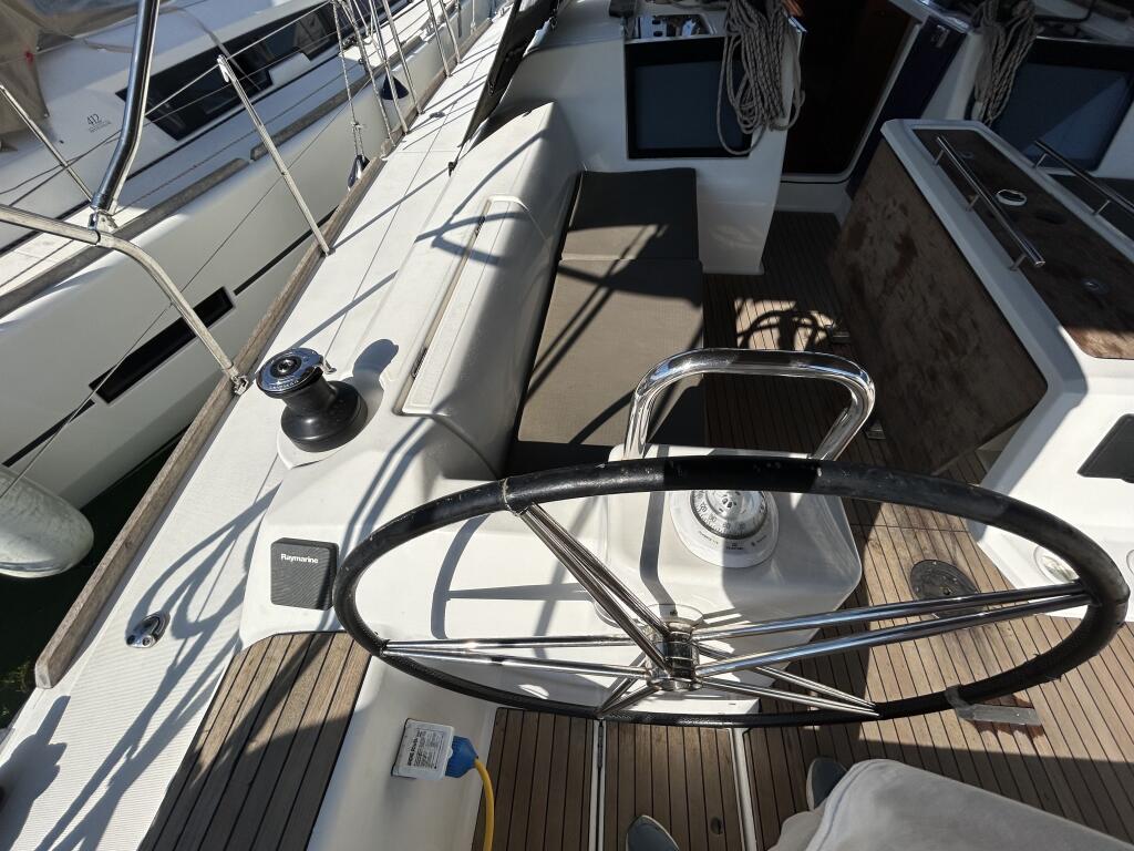 Sailing yacht 