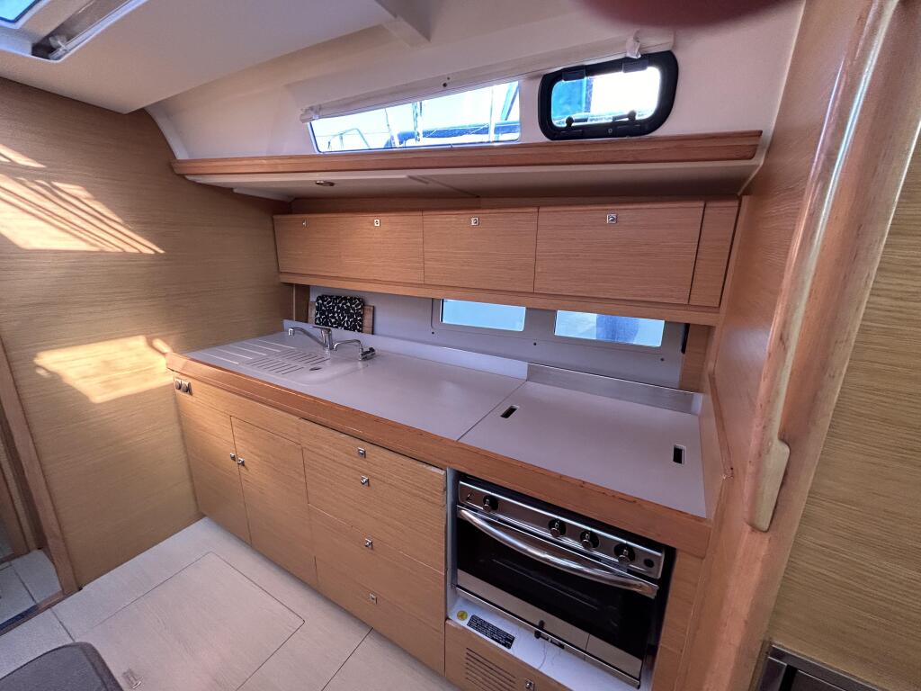 Sailing yacht 
