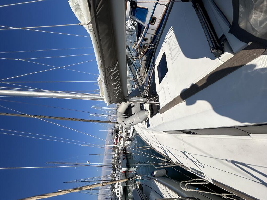 Sailing yacht 