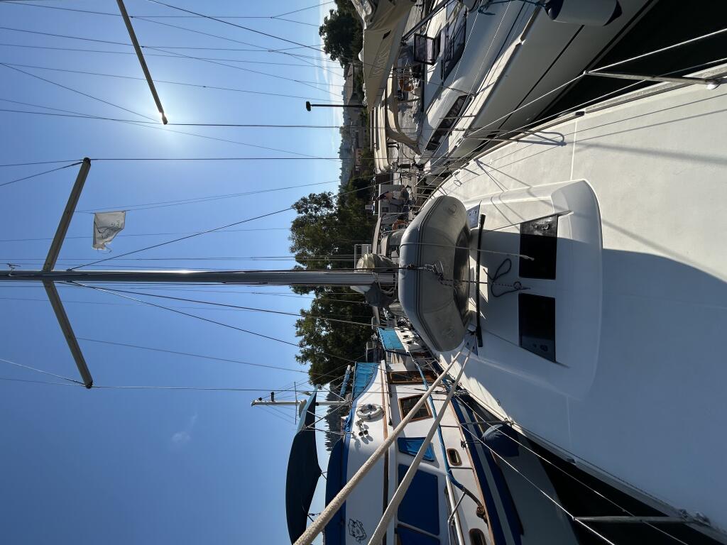 Sailing yacht 
