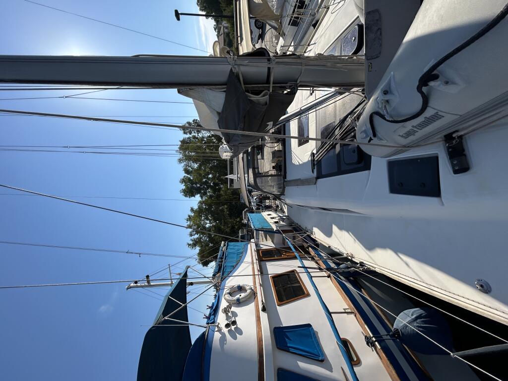 Sailing yacht 