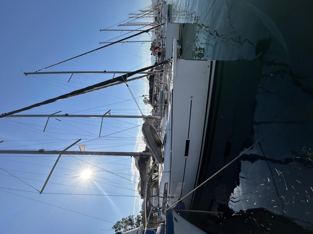 Sailing yacht 