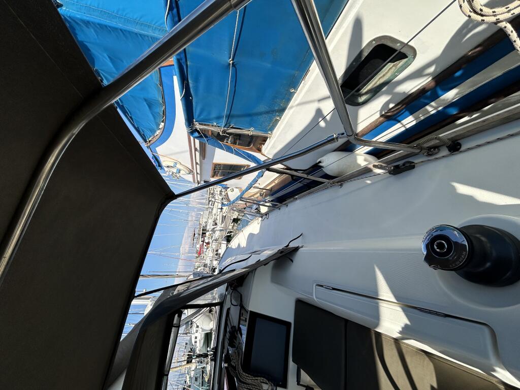 Sailing yacht 