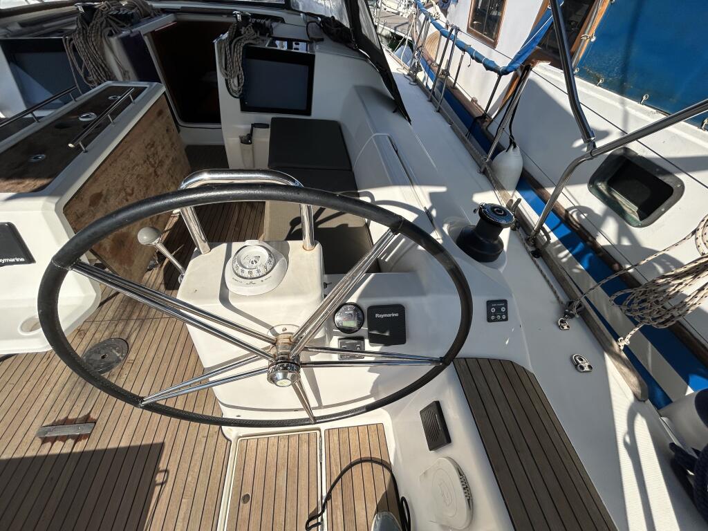Sailing yacht 