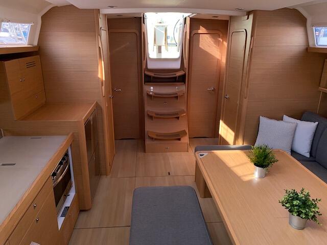Sailing yacht 
