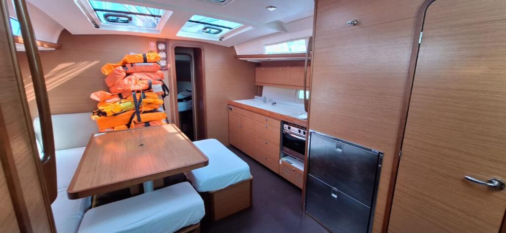 Sailing yacht 