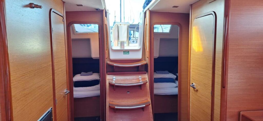 Sailing yacht 