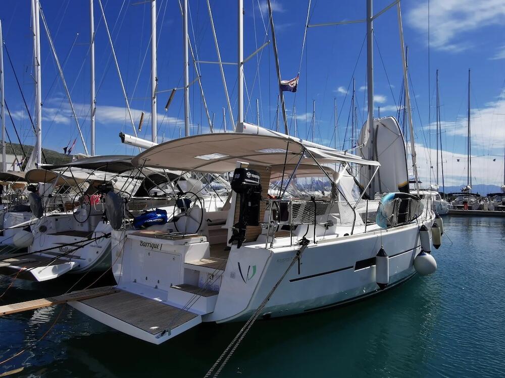 Sailing yacht 