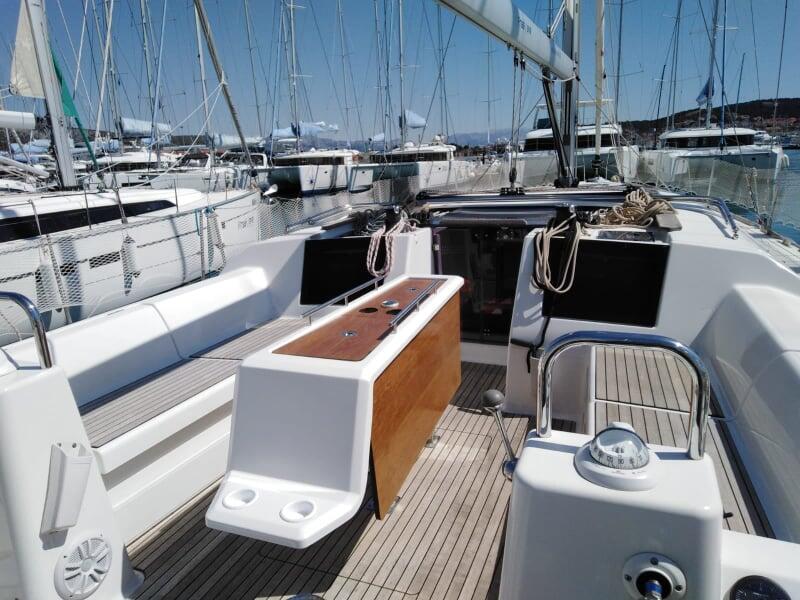 Sailing yacht 