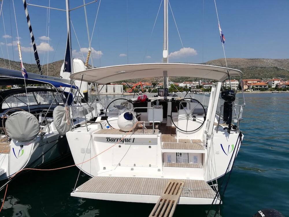 Sailing yacht 