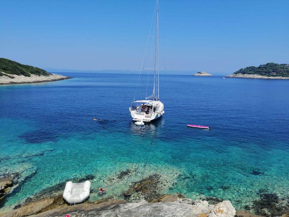 Sailing yacht 