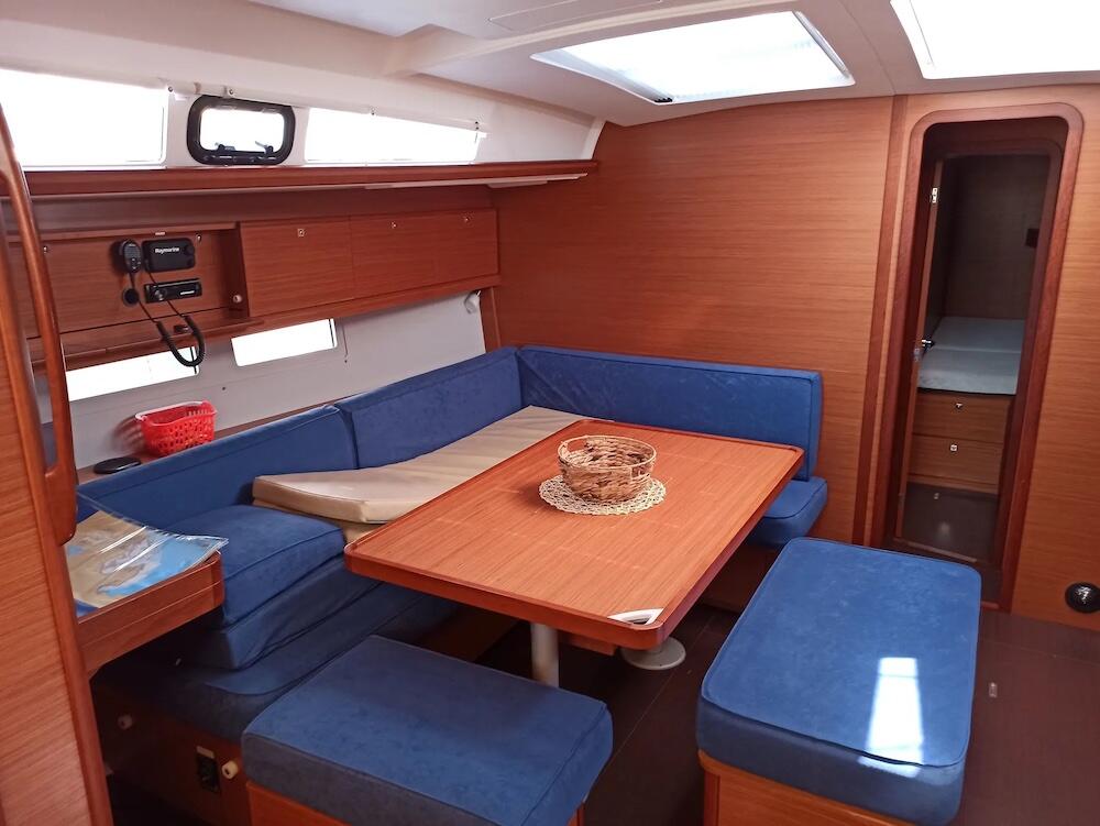 Sailing yacht 