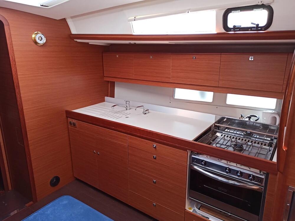 Sailing yacht 