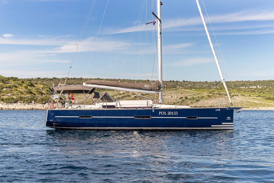 Sailing yacht 