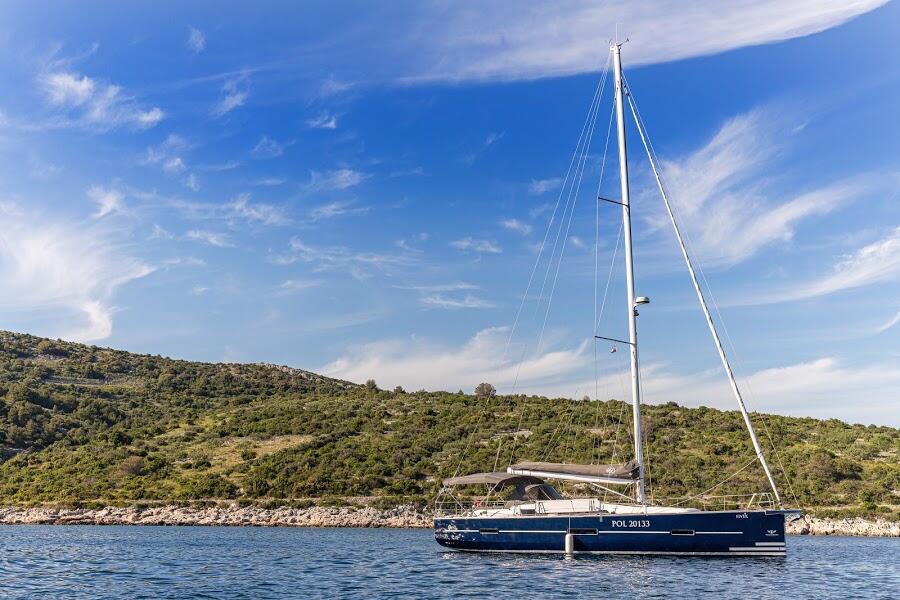 Sailing yacht 
