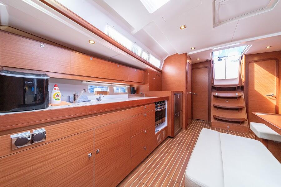 Sailing yacht 