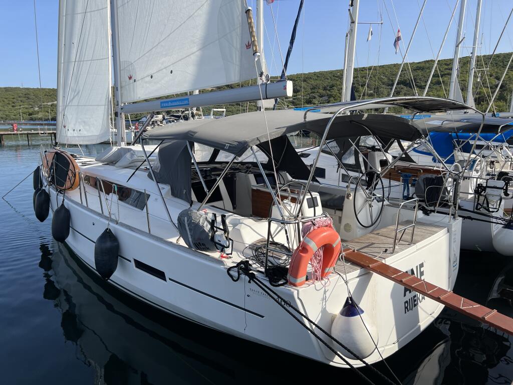 Sailing yacht 