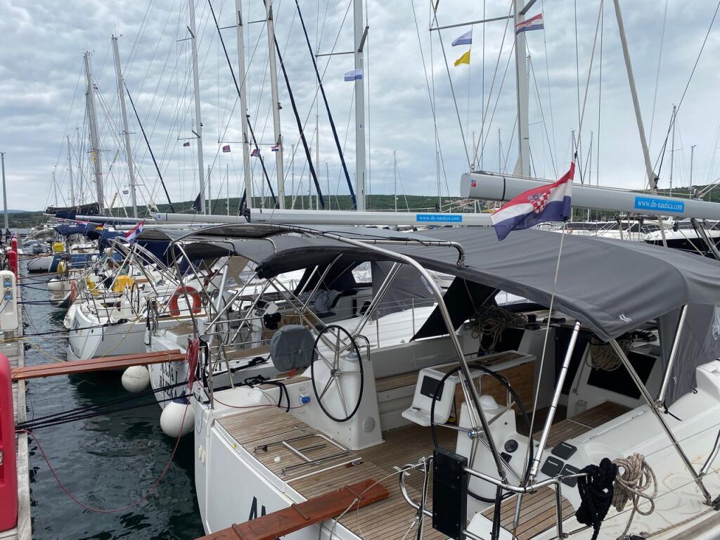 Sailing yacht 