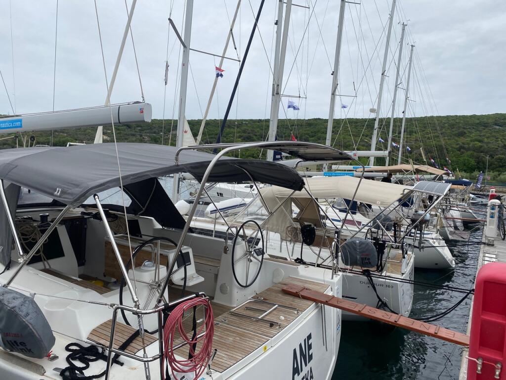 Sailing yacht 