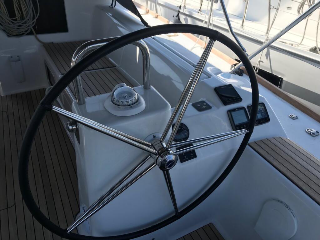 Sailing yacht 