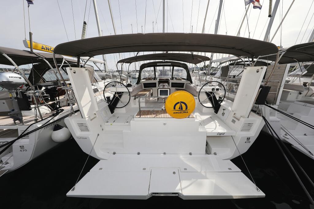 Sailing yacht 