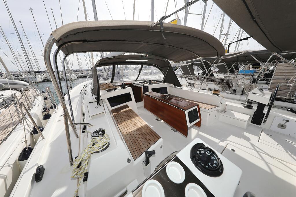 Sailing yacht 