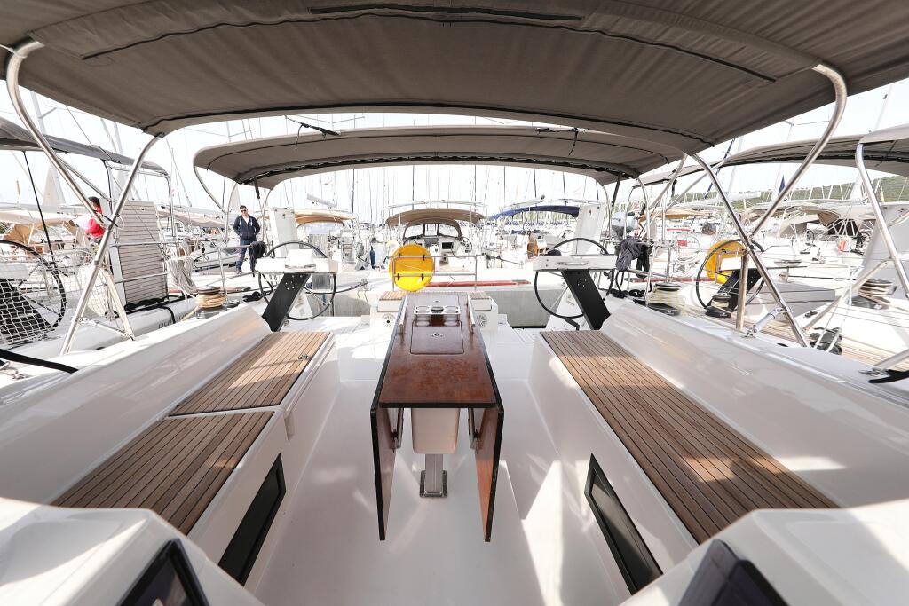 Sailing yacht 