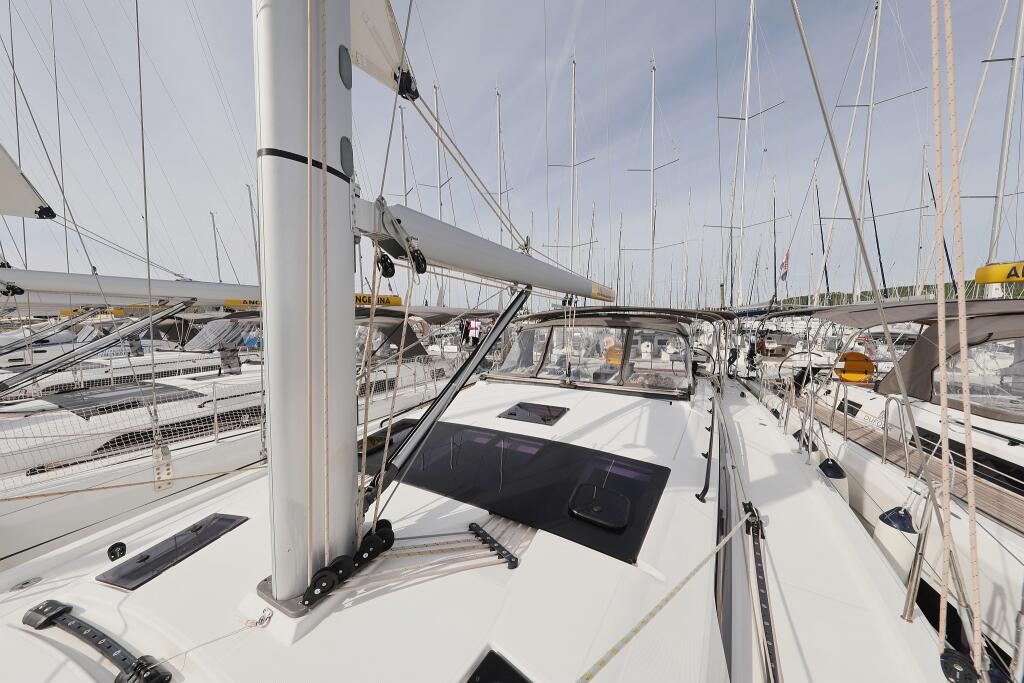 Sailing yacht 