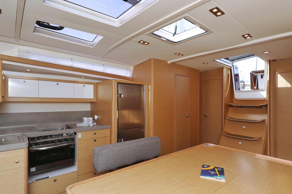 Sailing yacht 