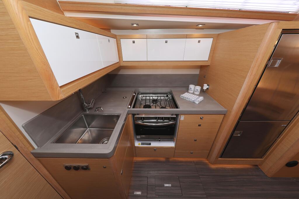 Sailing yacht 