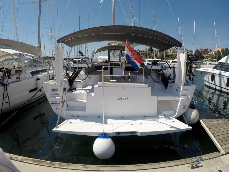 Sailing yacht 