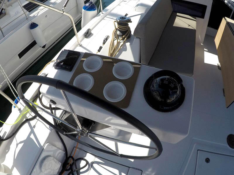 Sailing yacht 