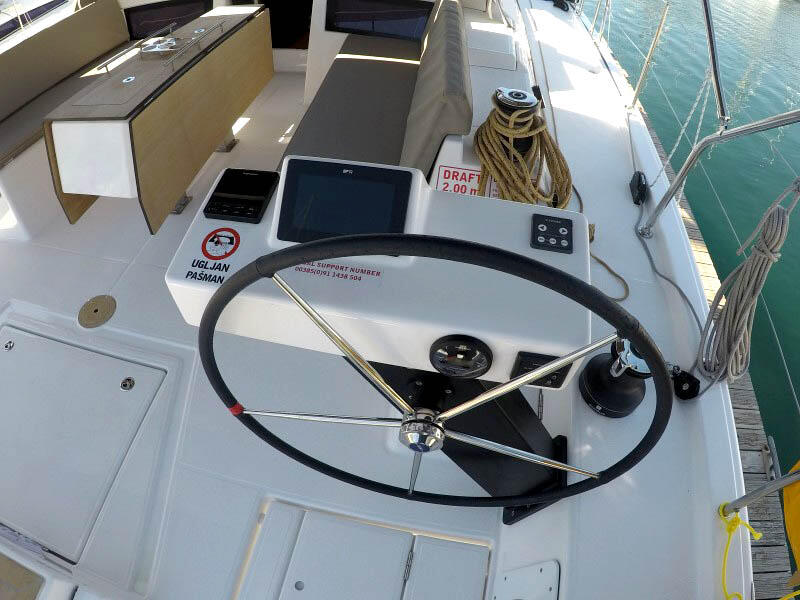 Sailing yacht 