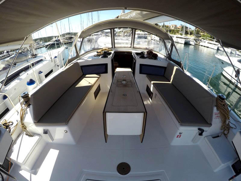 Sailing yacht 