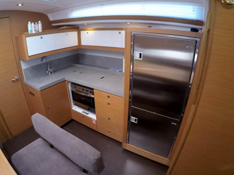 Sailing yacht 